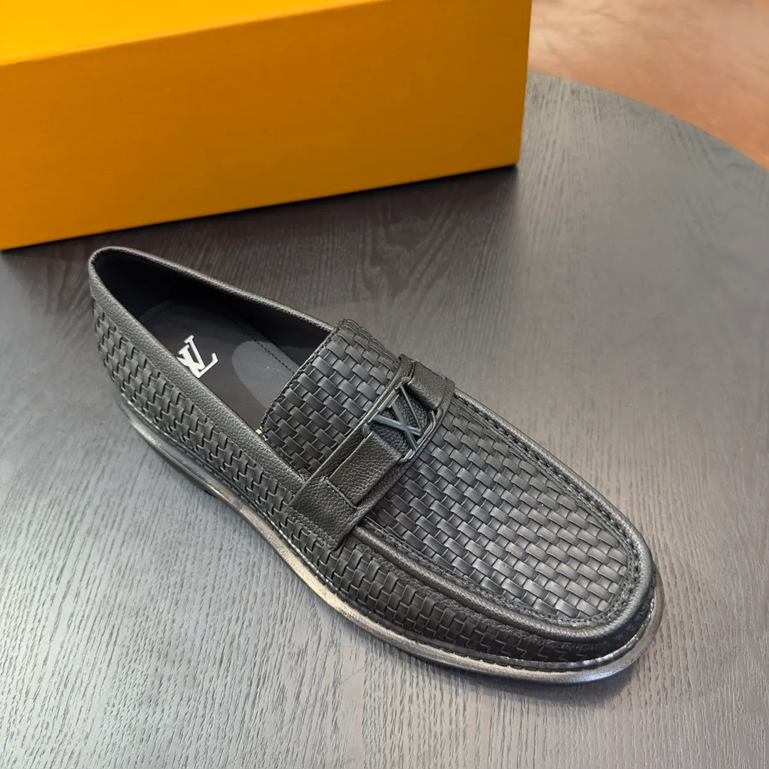 [L Home] P: 820💰 Size: 39-44 (customized at 38.45) Original Lv official website men's casual leather shoes, top-quality original replica, - Upper: 🔝cowhide weaving technology, Nappa cowhide, shoe body sewn with brand logo - Inner: cowhide, foot pad; water-dyed cowhide - Outsole: TPR·rubber foam; two-color molded outsole -Ultra-high quality control and fine workmanship: highlight (high-end, extravagance, class)